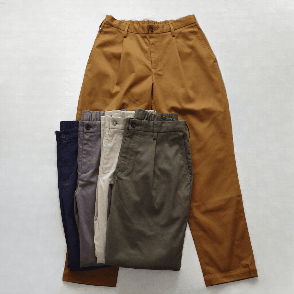 程よくフィットする上品なチノパンツ