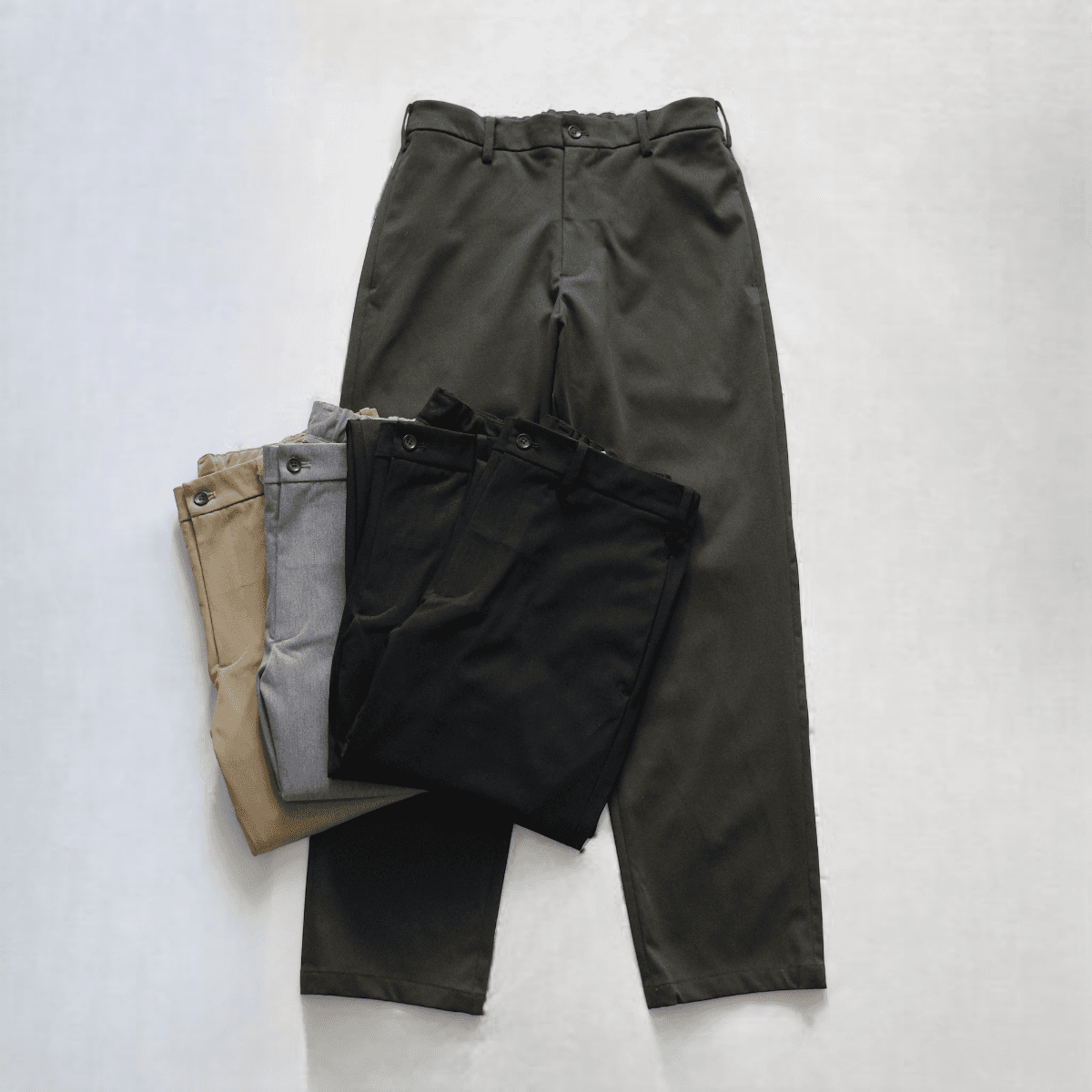 ジャケットに合わせやすいチノパンツ